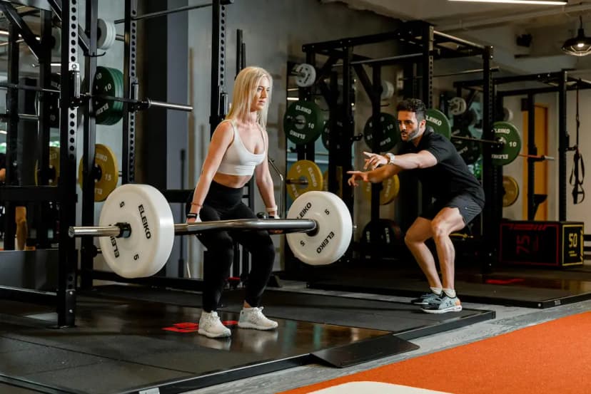 Entrenador de gimnasio con cliente